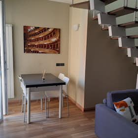 Apartment for rent for €3,000 per month in Milan, Via Giuseppe Candiani