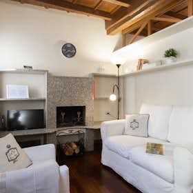 Apartment for rent for €2,270 per month in Milan, Via Mercato
