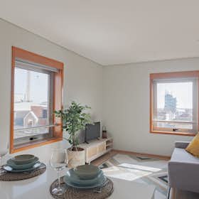 Apartment for rent for €1,100 per month in Matosinhos, Rua Conde de São Salvador