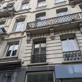Apartment for rent for €1,125 per month in Brussels, Boulevard Émile Jacqmain