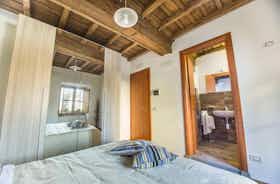 Shared room for rent for €750 per month in Viterbo, Piazza Duomo