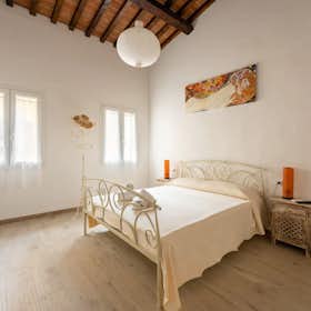 Apartment for rent for €1,950 per month in Florence, Via dell'Albero