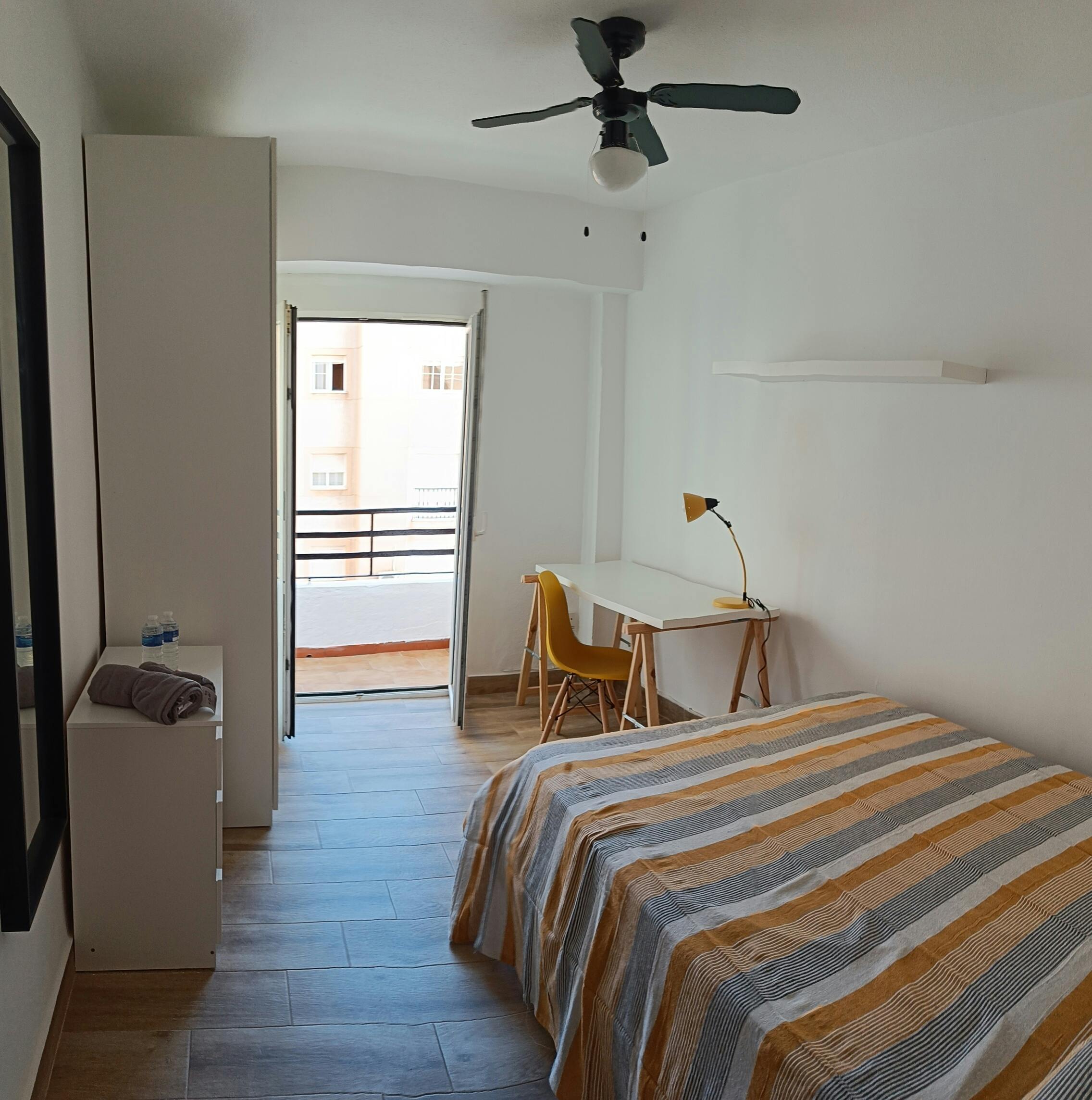 Chambre privée à louer pour 340 €/mois à Almería, Calle de Quesada