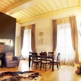 Appartement te huur voor € 2.000 per maand in Pietrasanta, Via Giuseppe Mazzini