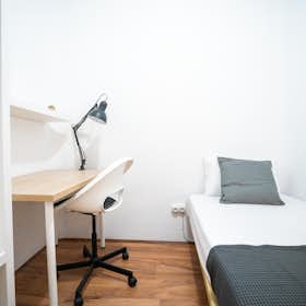 Private room for rent for €610 per month in Madrid, Calle de los Caños del Peral