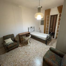Private room for rent for €420 per month in Naples, Via Sigmund Freud