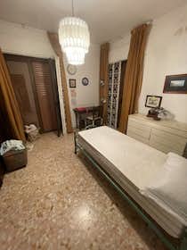 Private room for rent for €390 per month in Naples, Via Sigmund Freud