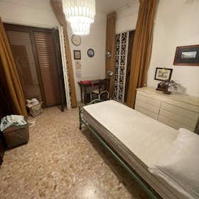 Private room for rent for €390 per month in Naples, Via Sigmund Freud