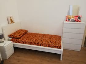 私人房间 正在以 €420 的月租出租，其位于 Genoa, Via Caffaro