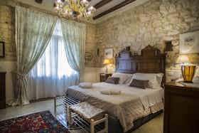Appartement te huur voor € 2.100 per maand in Verona, Via Antonio Pisano