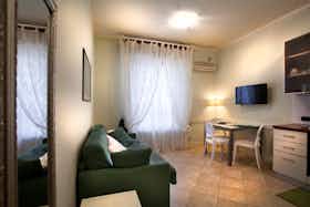 公寓 正在以 €1,900 的月租出租，其位于 Verona, Via Ca' di Cozzi