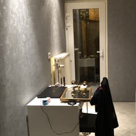 私人房间 正在以 €545 的月租出租，其位于 Uccle, Chaussée d'Alsemberg