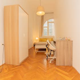 Private room for rent for €390 per month in Budapest, Deák Ferenc utca