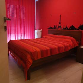 Apartment for rent for €1,800 per month in Milan, Via Rimini