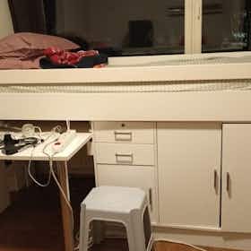 Mehrbettzimmer zu mieten für 295 € pro Monat in Helsinki, Mätästie