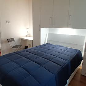 私人房间 正在以 €550 的月租出租，其位于 Paderno Dugnano, Via Monte Sabotino
