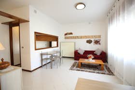 Appartement te huur voor € 3.000 per maand in Montecchio Maggiore-Alte Ceccato, Via Pietro Ceccato