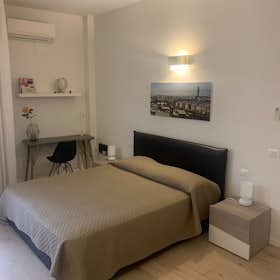Apartment for rent for €2,000 per month in Florence, Via Giuseppe Verdi