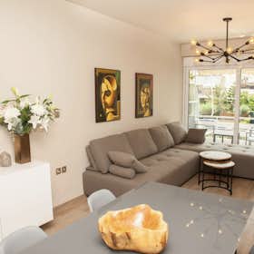 Apartamento para alugar por € 1.500 por mês em Glyfáda, Themistokleous