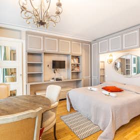 Studio for rent for €3,000 per month in Paris, Rue Commines