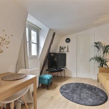 Studio for rent for €1,378 per month in Paris, Rue du Temple