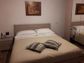 Спільна кімната за оренду для 750 EUR на місяць у Viterbo, Piazza Duomo