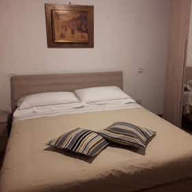 Gedeelde kamer te huur voor € 750 per maand in Viterbo, Piazza Duomo