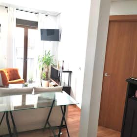 Apartment for rent for €1,305 per month in Madrid, Calle de Juan de Olías