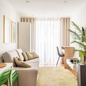 Apartment for rent for €2,135 per month in Lisbon, Rua da Atalaia