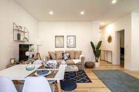 Apartment for rent for €2,670 per month in Lisbon, Rua Dom Fuas Roupinho
