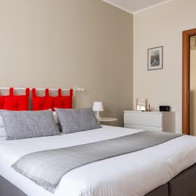Apartment for rent for €2,100 per month in Milan, Via Francesco Reina