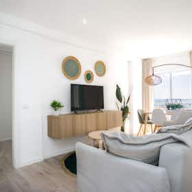 公寓 正在以 €2,000 的月租出租，其位于 Faro, Rua Eng. Adelino Amaro da Costa