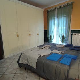 Apartamento para alugar por € 790 por mês em Bronte, Via Pistoia