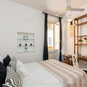 Apartment for rent for €2,200 per month in Rome, Via della Lungaretta