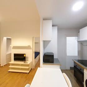 Apartment for rent for €1,180 per month in Madrid, Calle de los Fundadores