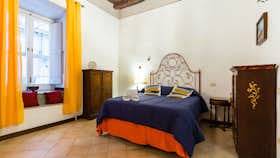 Apartment for rent for €1,601 per month in Naples, Vico San Domenico Soriano