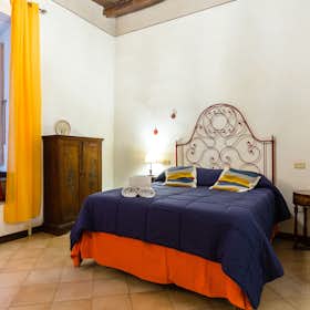 Appartement te huur voor € 1.550 per maand in Naples, Vico San Domenico Soriano