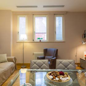 Apartment for rent for €2,850 per month in Naples, Via Paolo Emilio Imbriani