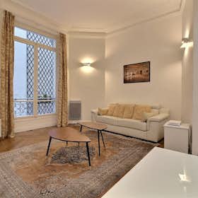 Apartment for rent for €3,420 per month in Paris, Rue Marbeuf