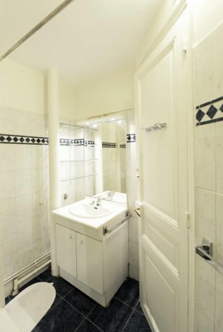 Private room for rent on Rue Cernuschi, Paris - Plus