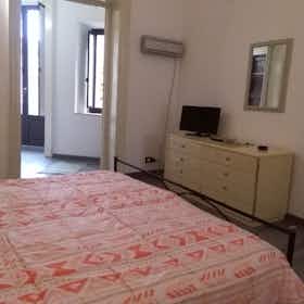 Appartement te huur voor € 500 per maand in Catania, Via San Gaetano