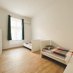 Shared room for rent for HUF 97,341 per month in Budapest, Szent István körút