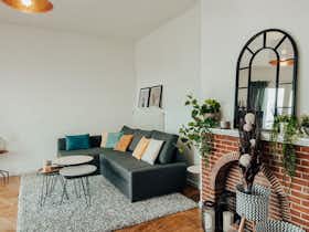 Apartment for rent for €1,500 per month in Ixelles, Place de la Petite Suisse