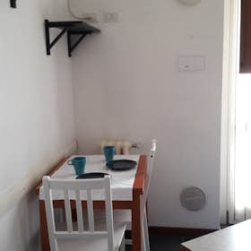 Apartment for rent for €1,600 per month in Milan, Via Friuli