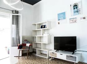 Apartamento para alugar por € 900 por mês em Argyroúpoli, Averof