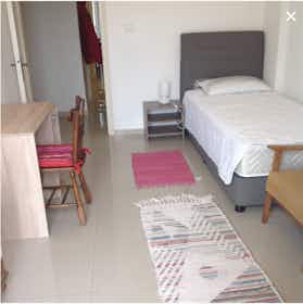 私人房间 正在以 €400 的月租出租，其位于 Ampelókipoi, Gennimata Georgiou