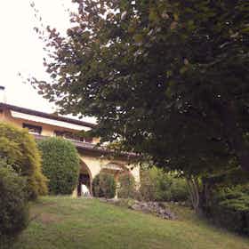 Huis te huur voor CHF 2.541 per maand in Luino, Via Dumenza