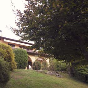 Huis te huur voor € 2.600 per maand in Luino, Via Dumenza