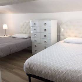 Shared room for rent for €290 per month in Florence, Via Camillo Benso di Cavour