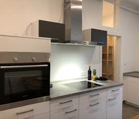 Appartement te huur voor € 2.500 per maand in Erlangen, Obere Karlstraße